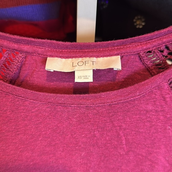 Loft magenta cap sleeve scoop neck embroidered top size XS - Picture 2 of 3